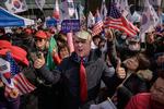 Under protester mod Nordkorea i Sydkoreas hovedstad, Seoul, i går, var flere iklædt Trump-masker eller kasketter.  Foto: Ed Jones/Ritzau Scanpix