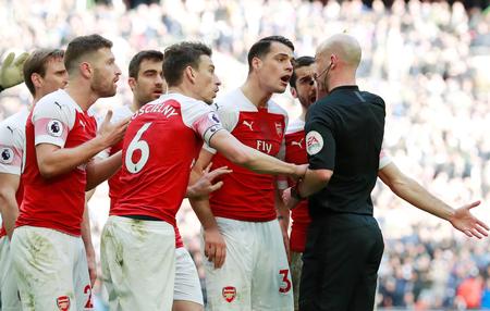 Dommer Anthony Taylor kom under kraftig kritik i slaget om Nordlondon, da han blandt andet dømte straffe til Tottenham, selv om Harry Kane befandt sig i offside.
  Foto: Andrew Couldridge/Ritzau Scanpix