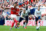 Arsenals Pierre-Emerick Aubameyang afslutter svagt på sit straffespark i kampens aslutfase, og Tottenham-målmand Hugo Lloris redder et point til sit hold. Foto: Ian Kington/Ritzau Scanpix