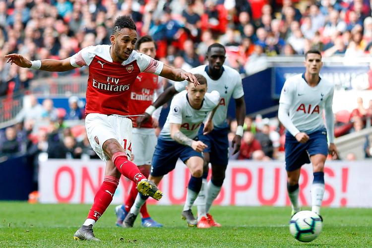 Arsenals Pierre-Emerick Aubameyang afslutter svagt på sit straffespark i kampens aslutfase, og Tottenham-målmand Hugo Lloris redder et point til sit hold. Foto: Ian Kington/Ritzau Scanpix