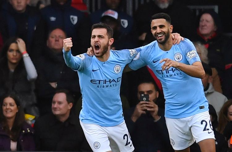 Matchvinder Riyad Mahrez (th.) jubler lørdag med holdkammerat Bernardo Silva på Vitality Stadium i Bournemouth.
   Foto: Dylan Martinez/Ritzau Scanpix