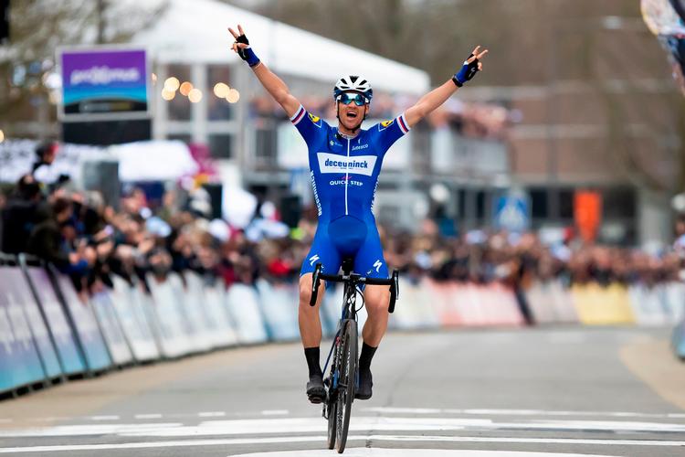 Tjekken Zdenek Stybar jubler over landevejskarrierenms største triumf, da han nåede alene til mål i Omloop Het Nieuwsblad.
 Foto: Kristof Van Accom/Ritzau Scanpix