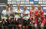 Amalie Dideriksen og Julie Leth (yderst til højre) glæder sig over bronzemedaljerne sammen med de hollandske verdensmestre Kirsten Wild og Amy Pieters samt de australske sølvvindere Georgia Baker og Amy Cure.
 Foto: Alik Keplicz/Ritzau Scanpix