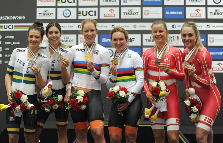 Amalie Dideriksen og Julie Leth (yderst til højre) glæder sig over bronzemedaljerne sammen med de hollandske verdensmestre Kirsten Wild og Amy Pieters samt de australske sølvvindere Georgia Baker og Amy Cure.
 Foto: Alik Keplicz/Ritzau Scanpix
