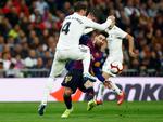 Lionel Messi i nærkontakt med Sergio Ramos. Foto: Juan Medina/Ritzau Scanpix