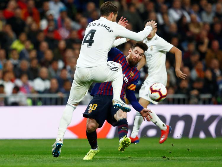 Lionel Messi i nærkontakt med Sergio Ramos. Foto: Juan Medina/Ritzau Scanpix
