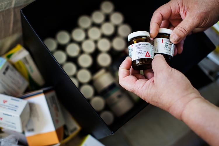 
Kronisk smertepatient var i mange år afhængig af morfin. I dag tager han ikke morfin. Han har gemt alt emballagen fra den medicin, han har taget.
   Foto: Emma Sejersen/POLFOTO