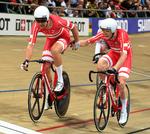 Lasse Norman Hansen sender Casper Folsach af sted på velodromen i Polen.

   Foto: Janek Skarzynski/Ritzau Scanpix