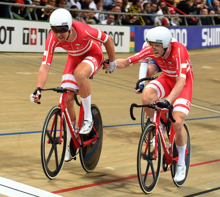 Lasse Norman Hansen sender Casper Folsach af sted på velodromen i Polen.

   Foto: Janek Skarzynski/Ritzau Scanpix