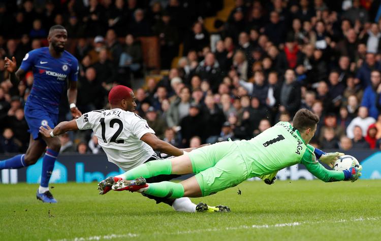 Fulhams Ryan Babel presser Chelsea-forsvaret, hvor målmand Kepa Arrizabalaga griber ind og afviser hjemmeholdets målchance.   
   Foto: John Sibley/Ritzau Scanpix