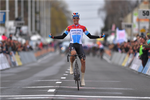 Sådan skal det gøres. Bob Jungels fører et flot soloudbrud succesrigt til ende og kan nyde sejren i fulde drag. Fotot: Tim De Waele/Getty Images. 