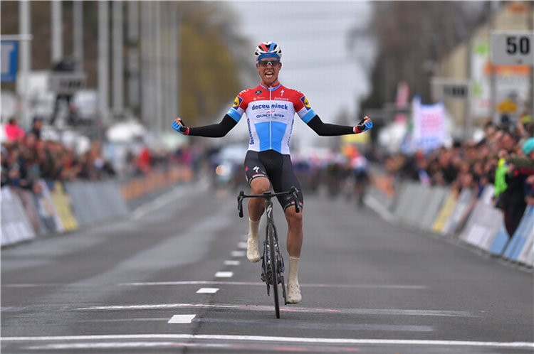Sådan skal det gøres. Bob Jungels fører et flot soloudbrud succesrigt til ende og kan nyde sejren i fulde drag. Fotot: Tim De Waele/Getty Images. 