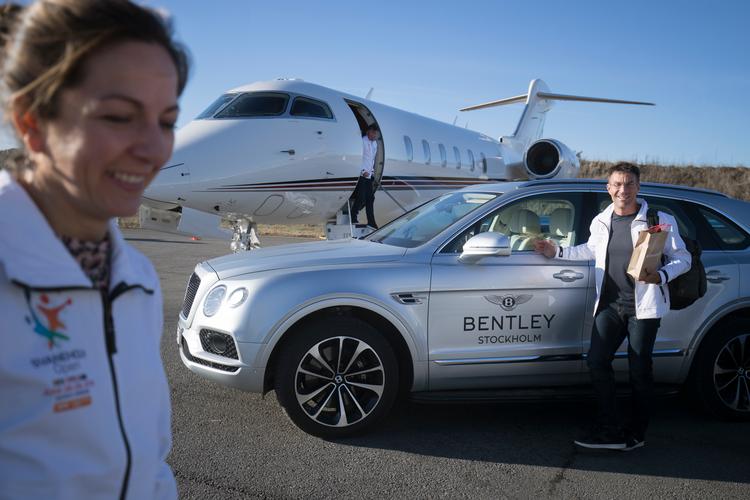 Pat Cash er ikke let at imponere med luksus, og australieren jagtede i stedet nye Björn Borg-underbukser under besøget i Stockholm. Dem har han i hånden. Til venstre ses chefen for ATP's Champions Tour, briten Caroline Lacy.  Foto: Lars Dareberg 