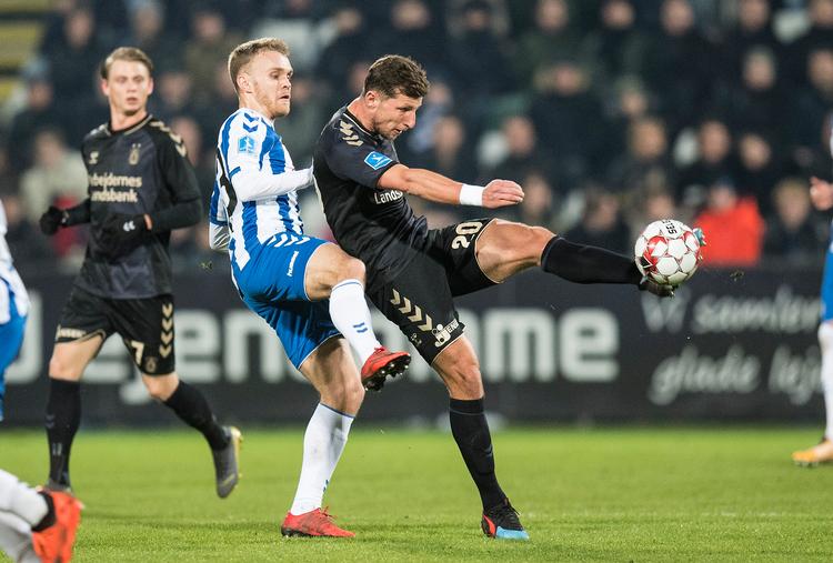 Brøndby-topscorereren Kamil Wilczek fyrer løs med venstrebenet, men måtte gå fra banen som taber og uden at have lavet mål i Odense
    Kamil Wilczek (Brøndby 20) med Troels Kløve (OB 23) bag sig Superliga Fodbold Odense Boldklub mod Brøndby IF. Nature Energy Park Odense. Søndag den 3 Marts 2019.. (Foto: Claus Fisker/Ritzau Scanpix)
   Foto: Claus Fisker/Ritzau Scanpix
