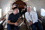 Her sidder Pat Cash i samtale med den svenske arrangør Mårten Hedlund på privatflyet mellem Malmö og Stockholm. Foto: Lars Dareberg 