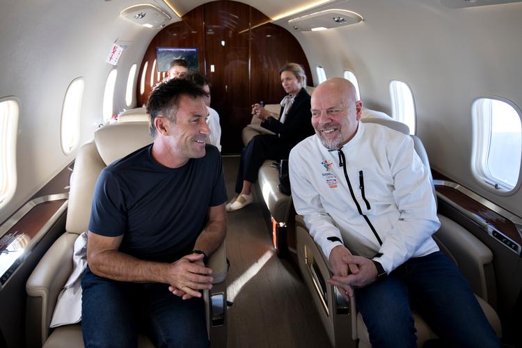 Her sidder Pat Cash i samtale med den svenske arrangør Mårten Hedlund på privatflyet mellem Malmö og Stockholm. Foto: Lars Dareberg 