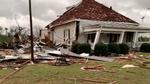   Et stærkt medtaget hus i Beauregard, Alabama, efter at to tornadoer ramte staten søndag eftermiddag lokal tid. 23 er bekræftet omkommet. SCOTT FILLMER /via REUTERS ATTENTION EDITORS - THIS IMAGE HAS BEEN SUPPLIED BY A THIRD PARTY. MANDATORY CREDIT.NO RESALES.NO ARCHIVES. MUST CREDIT SCOTT FILLMER. TV MUST ON SCREEN COURTESY SCOTT FILLMER. Foto: Social Media/Ritzau Scanpix