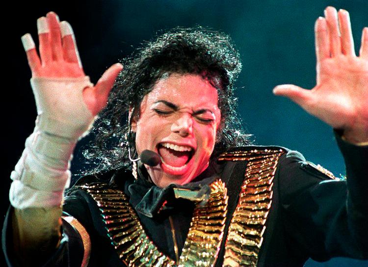 
Fra på fredag og to uger frem vil norske NRK's radiostationer være renset for den afdøde amerikanske popstjerne Michael Jacksons musik, meddeler NRK på sin hjemmeside. Beslutningen er truffet som reaktion på en dokumentarfilm om Michael Jackson. Foto: STR/AFP
   Foto: Str/Ritzau Scanpix