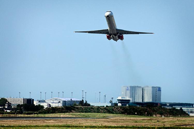 Københavns Lufthavn har gennem et år haft problemer med potentielt farlige løsrevne lysarmaturer på start- og landingsbanerne. Foto: Jakob Jørgensen Foto: Jakob Jørgensen/POLFOTO