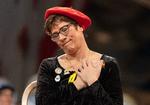 
Annegret Kramp-Karrenbauer gør sig lystig ved Narrenes Domstol. Men hendes vittighed kritiseres skarpt. Foto: Patrick Seeger/Ritzau Scanpix