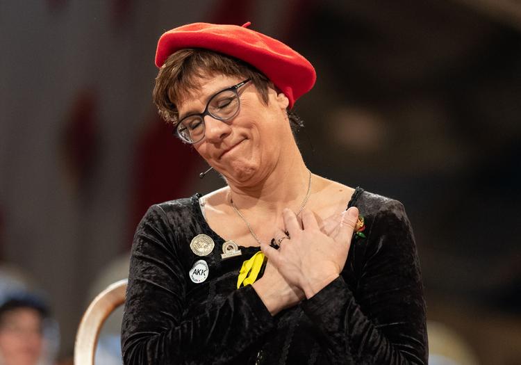 
Annegret Kramp-Karrenbauer gør sig lystig ved Narrenes Domstol. Men hendes vittighed kritiseres skarpt. Foto: Patrick Seeger/Ritzau Scanpix