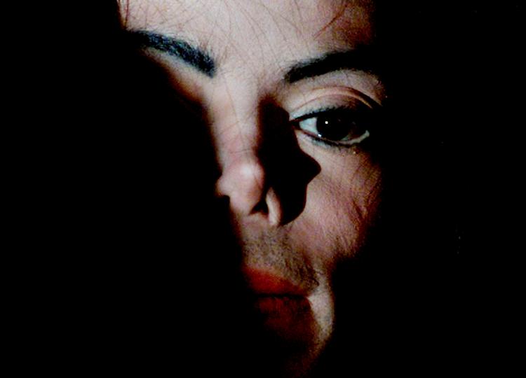 En dokumentarfilm, hvor to mænd fortæller om angivelige overgreb, begået mod dem af Michael Jackson, mens de var mindreårige, har fået musik-stationer i flere lande til at boykotte Jacksons musik.   Foto: Russell Boyce/Ritzau Scanpix