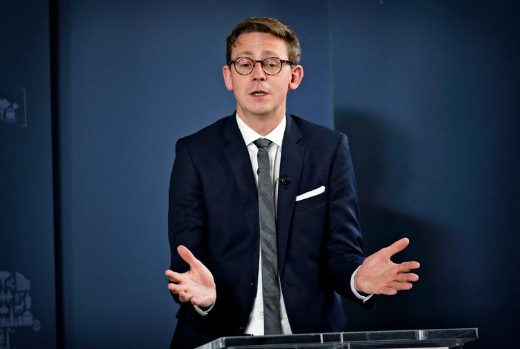 Venstres gruppeformand Karsten Lauritzen (V) tager sin partikollega Claus Hjort Frederiksen i forsvar. Dem, som kritiserer Frederiksen for at have brudt sin tavshedspligt, afsporer debatten, mener Lauritzen. Foto: Jens Dresling/POLFOTO
