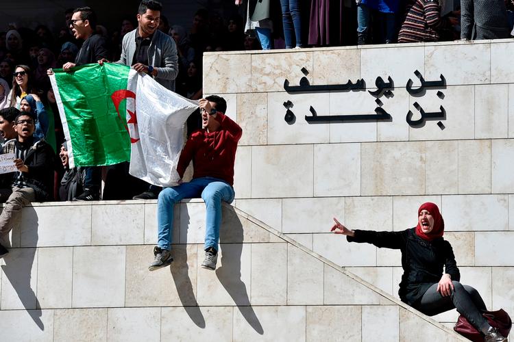 De seneste dage har mange unge i Algeriet demonstreret mod præsidentens planer om at stille op igen.   Foto: Ryad Kramdi/Ritzau Scanpix