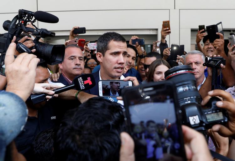 Guaidó landede mandag middag lokal tid i hovedstaden Caracas under massiv mediebevågenhed

    Venezuelan opposition leader Juan Guaido, who many nations have recognized as the country's rightful interim ruler, talks to the media after his arrival at the Simon Bolivar International airport in Caracas, Venezuela March 4, 2019. REUTERS/Carlos Jasso
   Foto: Carlos Jasso/Ritzau Scanpix