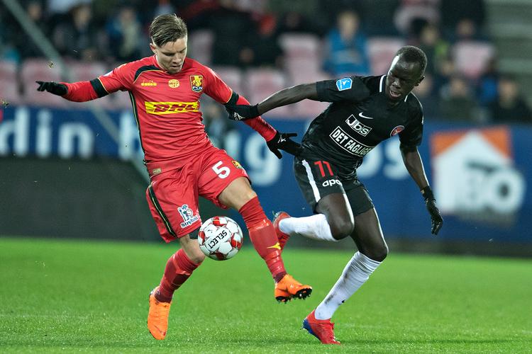 Mads Valentin Pedersen (t.v.) og Awer Mabil havde en del dueller i den spændenede kamp i Herning.  Foto: Jens Nørgaard Larsen/Ritzau Scanpix