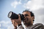 Fotojournalist Mahmoud Abu Zeid kan igen holde et kamera efter fem et halvt år bag tremmer.  Foto: Khaled Desouki/Ritzau Scanpix