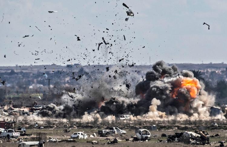 Op mod 300 krigere fra den militante gruppe Islamisk Stat (IS) overgav sig mandag til amerikanske styrker i Baghouz efter intense kampe. Foto: Delil Souleiman/Ritzau Scanpix