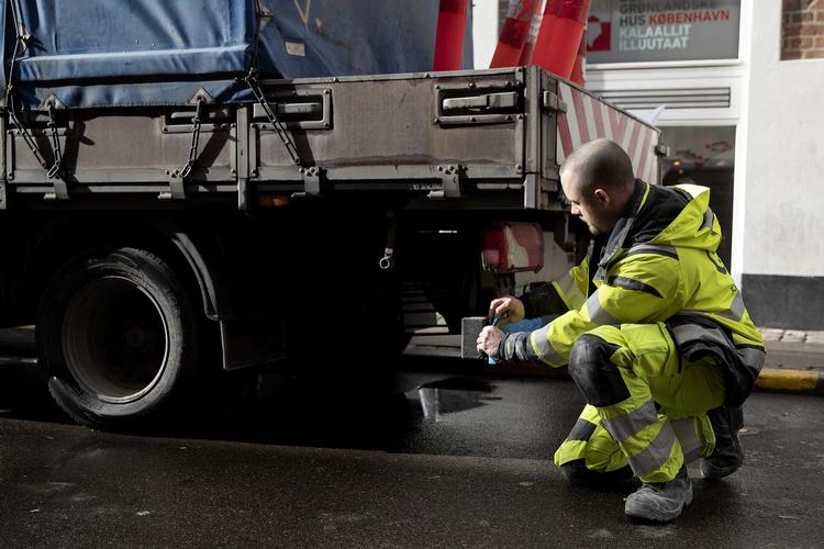 Det er svært - og dyrt - for håndværkere at komme til at parkere i København. Niels Ramsing har sine egne løsninger, når der er p-vagter i nabolaget.  Foto: Peter Hove Olesen/POLFOTO