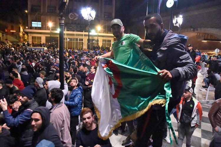 Ungt oprør mod lammet præsident og korrupt regime kan føre til et ’algerisk forår’. Men kaos i landet kan svække kampen mod terror og kontrol med migranter, frygter Frankrig og Europa. Foto: Ryad Kramdi/Ritzau Scanpix
