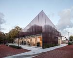 Kunstens Hus rejser sig op i en tagspids i det sydvestlige hjørne. Foto: Rasmus Hjortshøj