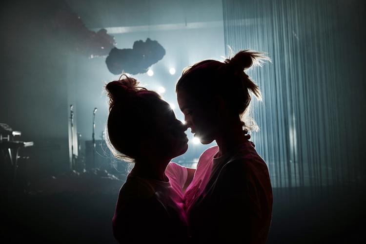 Alt skifter hele tiden form og mening i 'En forestilling om kærlighed', der både er et ironisk antropologisk feltstudie, en spionkrimi og et sci-fi-drama. Foto: Martin Høyer