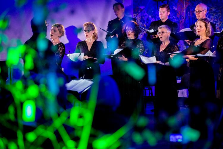 DR's korsangere er kernen på indspilningen af den tyske version af 'Elverskud'. Her er de fotograferet i Trinitatis Kirke i efteråret 2018.  Foto: Mads Nissen/POLFOTO