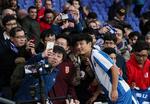 Wu Lei er Kinas største fodboldstjerne, så opmærksomheden fra hjemlandet er enorm. I hans debutkamp fulgte 40 millioner seere med.  Foto: Albert Gea/Ritzau Scanpix