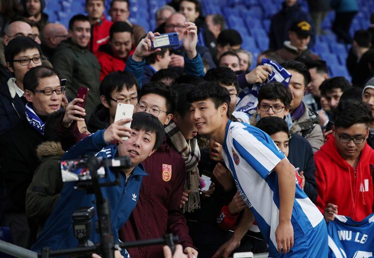 Wu Lei er Kinas største fodboldstjerne, så opmærksomheden fra hjemlandet er enorm. I hans debutkamp fulgte 40 millioner seere med.  Foto: Albert Gea/Ritzau Scanpix