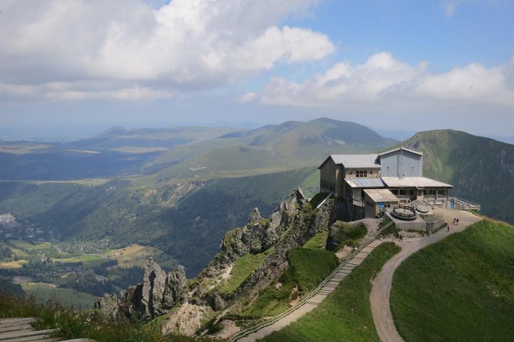 Med en kabelbane kan man nå tæt på toppen af Puy de Sancy (1.885 m), som er det højeste bjerg i Frankrig udenfor Alperne og Pyrenæerne. Foto: Carl Emil Arnfred
