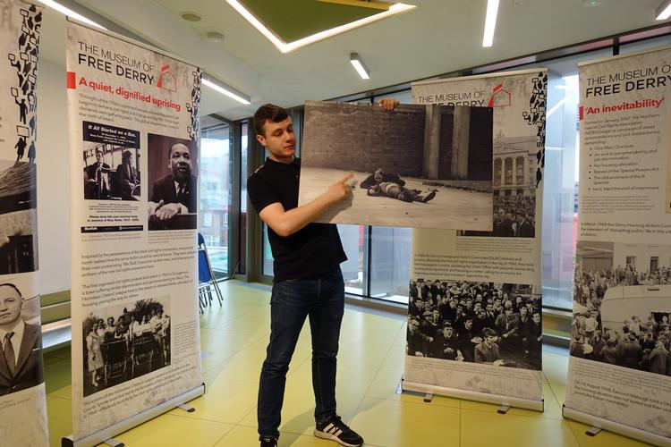 Rossa O’Docharlaigh med fotografiet, der viser nedskydningen af hans farfar  på Bloody Sunday i 1972. Foto: Jens Henrik Nybo