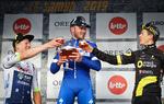 Skål og tillykke, siger belgieren Aimé De Gendt (t.v.) og hollænderen Niki Terpstra til den franske vinder af Grand Prix Le Samyn Florian Sénéchal.
 Foto: Virginie Lefour/Ritzau Scanpix