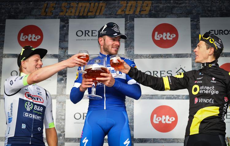 Skål og tillykke, siger belgieren Aimé De Gendt (t.v.) og hollænderen Niki Terpstra til den franske vinder af Grand Prix Le Samyn Florian Sénéchal.
 Foto: Virginie Lefour/Ritzau Scanpix