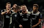 Med to oplæg og scoringen til 3-0 var serberen Dusan Tadic (nr. 2 fra højre) den helt store spiller hos Ajax, der også havde Lasse Schöne (nr. 2 fra venstre) og David Nerez (th.) som målscorere.  Foto: Susana Vera/Ritzau Scanpix