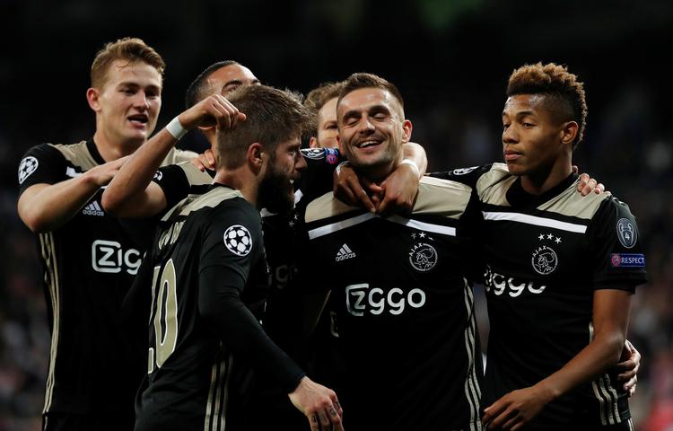 Med to oplæg og scoringen til 3-0 var serberen Dusan Tadic (nr. 2 fra højre) den helt store spiller hos Ajax, der også havde Lasse Schöne (nr. 2 fra venstre) og David Nerez (th.) som målscorere.  Foto: Susana Vera/Ritzau Scanpix