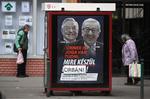'I har ret til at vide, hvad Bruxelles pønser på', skrev Orbans parti på disse plakater med Juncker og Soros. Men Orban-kritikere ændrede Bruxelles til Orban. Nu kan det få konsekvenser for den ungarske regeringsleder.(Photo by ATTILA KISBENEDEK / AFP) Foto: Attila Kisbenedek/Ritzau Scanpix