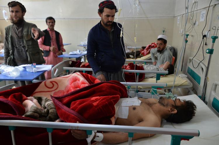Nogle af de sårede modtager behandling på hospitalet. Foto: Noorullah Shirzada/Ritzau Scanpix