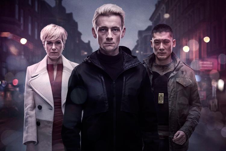 Politimanden Alf (th.) bruger i ’Bedrag III’ sin M-65-armyjakke som både kamuflage og skjold i den urbane kamp mod narkobagmanden Nicky (altid i sort) og dennes velklædte bankforbindelse Anna. Foto: Thomas Howalt Andersen / Danni Riddertoft