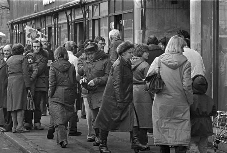 I 1980’erne var der trængsel foran Skattedirektoratets bygning i Gyldenløvgade i København på sidstedagen for afleveringen af de gamle papirselvangivelser. I dag er der kø på nettet, når vor tids selvangivelse, årsopgørelsen, bliver lagt ud med besked om, hvorvidt borgeren skal have penge tilbage eller betale nogle flere. Det sker i denne weekend.  
   Foto: Ebbe Andersen/POLFOTO