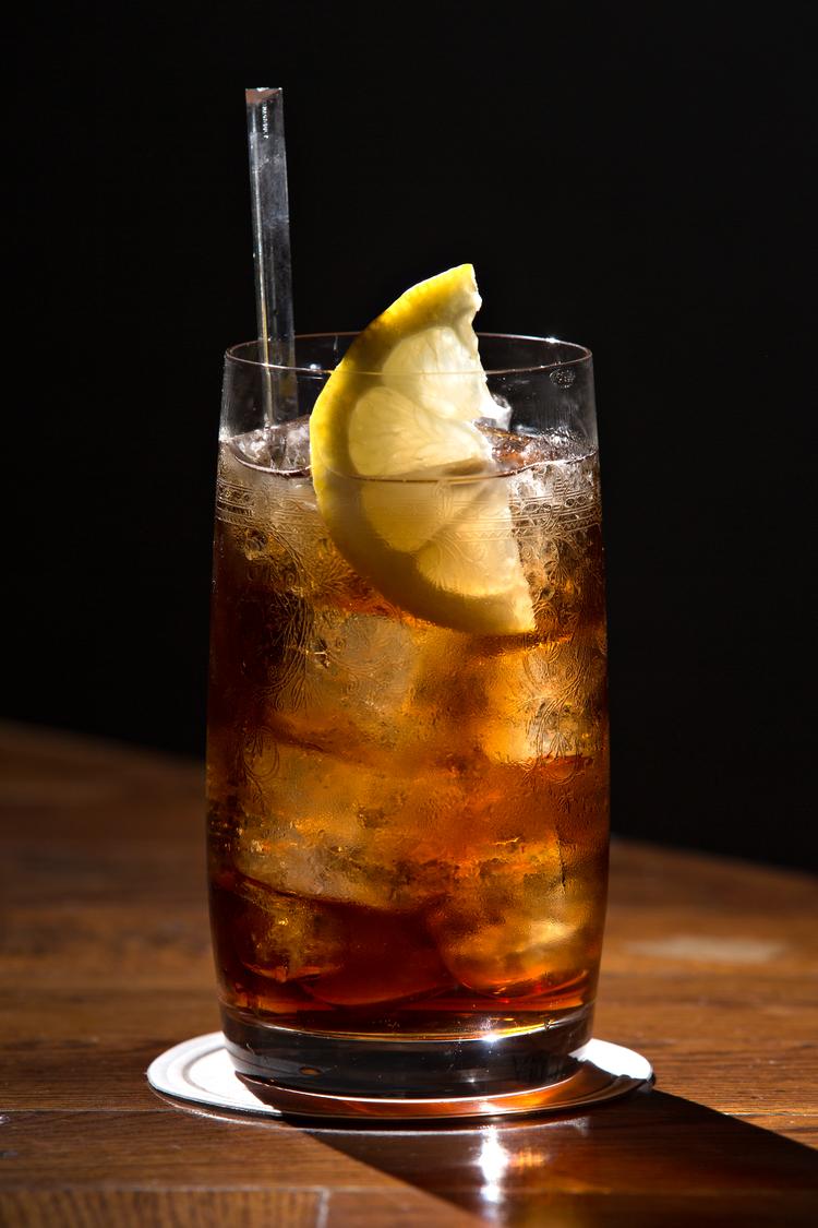 Hvis Rubys barchef, Jeppe Nothlev, fik gæster i weekenden, ville han servere denne cocktail: vermouth og tonic. Som gin og tonic, men bare med mere saft og kraft. Foto: Jacob Ehrbahn/POLFOTO